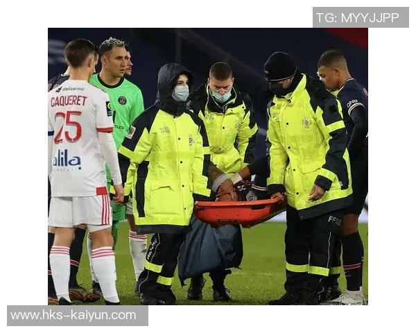 惊险一幕，马竞女足球员梅迪纳头部被膝盖撞到后失去意识